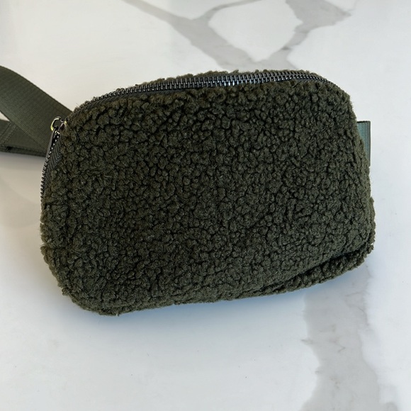 Olive green textured waste bag / fanny pack. - Picture 2 of 5
